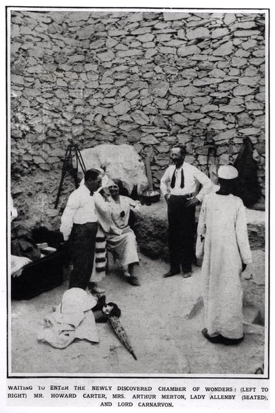 Esperando para entrar en la recién descubierta Cámara de las Maravillas (de izquierda a derecha) Howard Carter, Mrs Arthur Merton, Lady Allenby (sentada) y Lord Carnarvon, de The Illustrated London News de English Photographer
